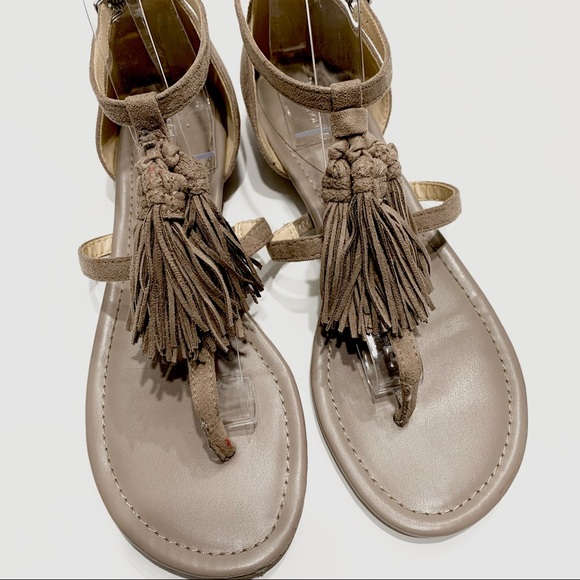 LIZ CLAIBORNE WEDGE THONG SANDALS NUDE COLOR WITH TUSSLE DETAIL - Picture 6 of 16